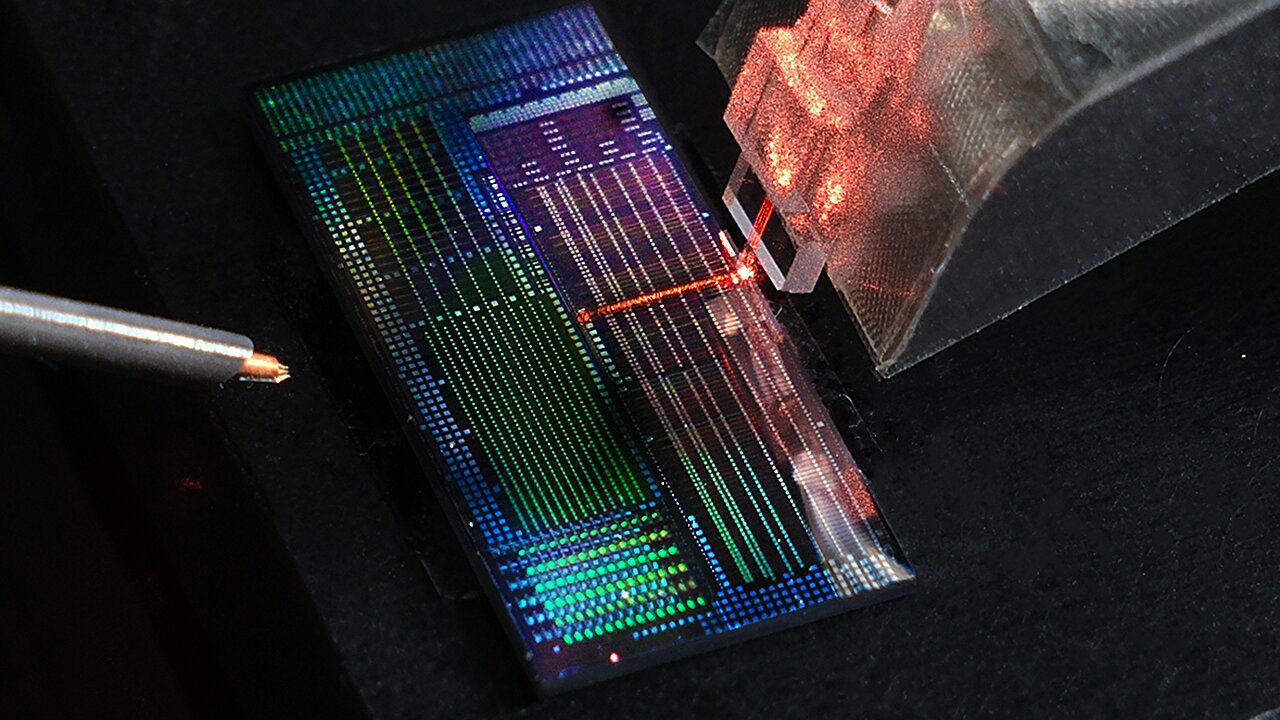 A Tiny Optical Chip Could Remove One of the Biggest Barriers to Building Massive Quantum Computers