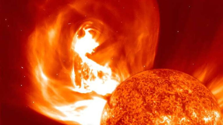 AI Mapping Breakthrough Reveals the Sun’s Magnetic Field in Stunning 3D Detail